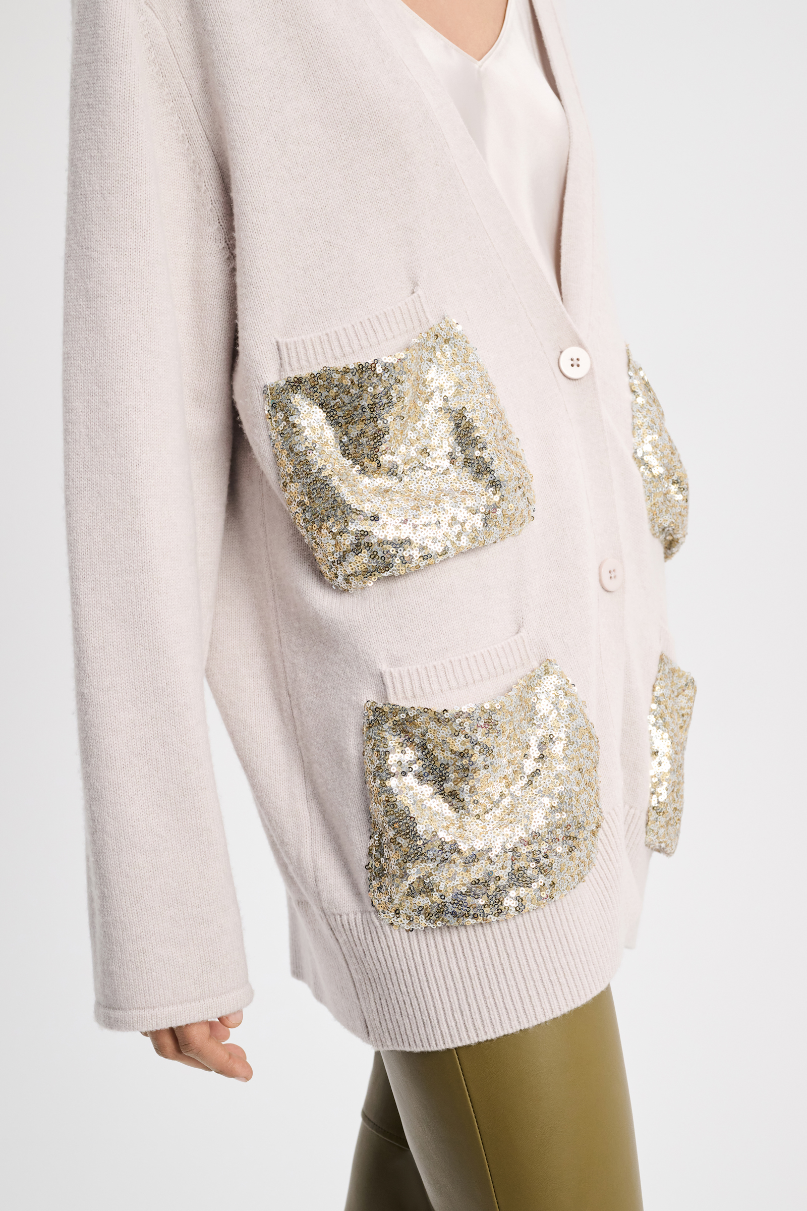 Dorothee Schumacher Cardigan mit Taschen aus Pailletten soft beige