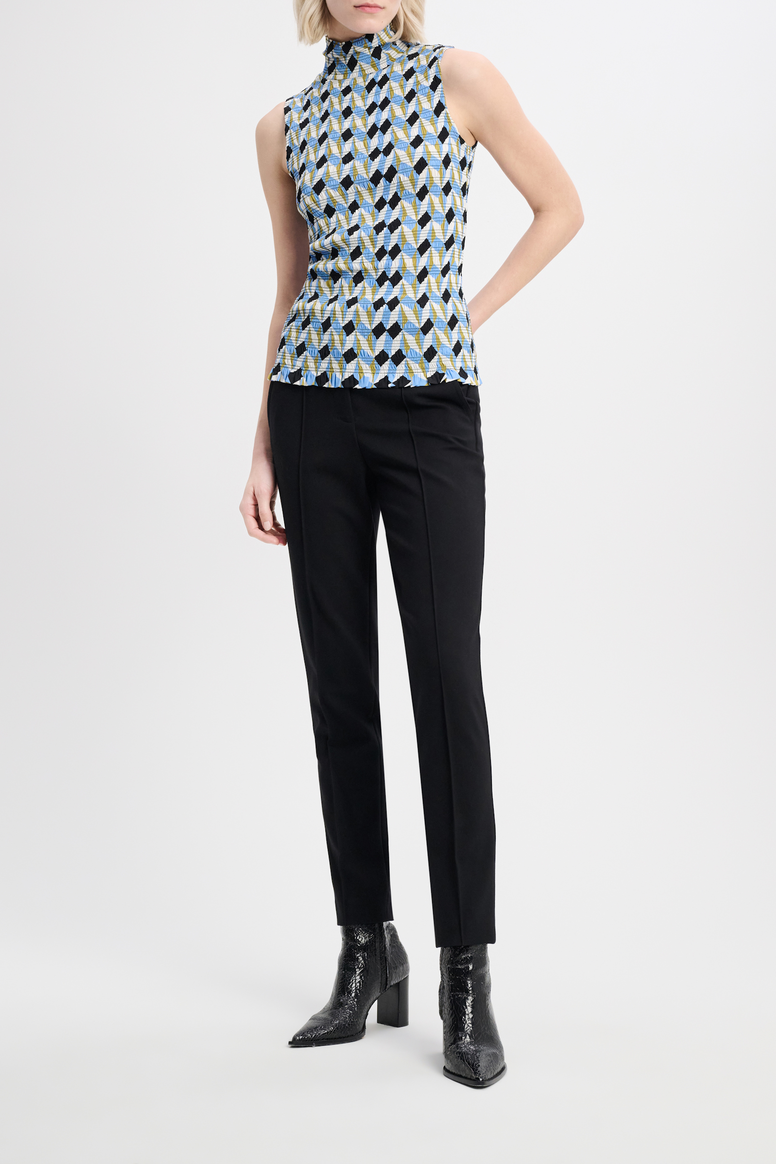 Dorothee Schumacher Gesmoktes Rollkragentop mit grafischem Print blue graphics