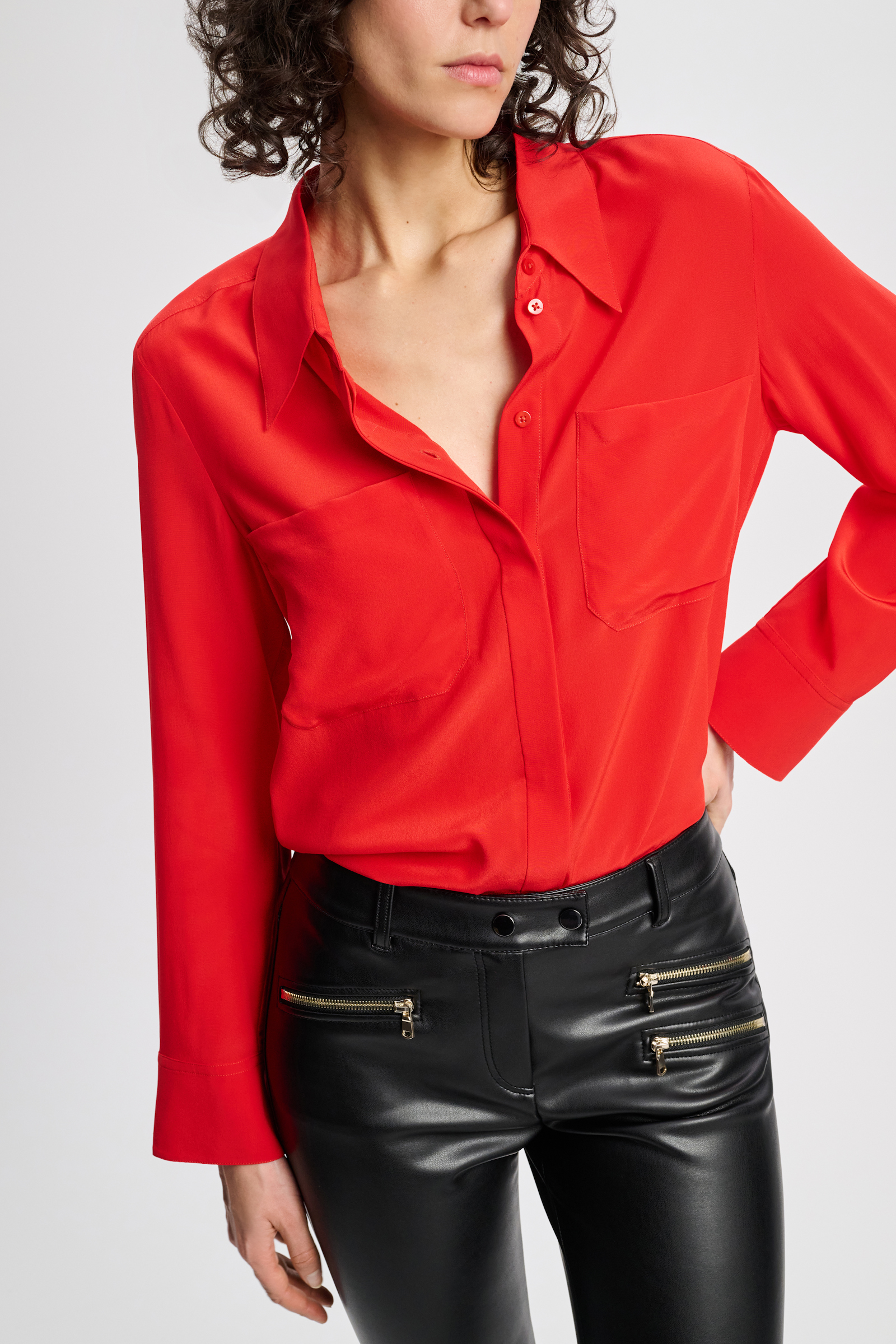 Dorothee Schumacher Seidenbluse mit aufgesetzten Taschen shiny red