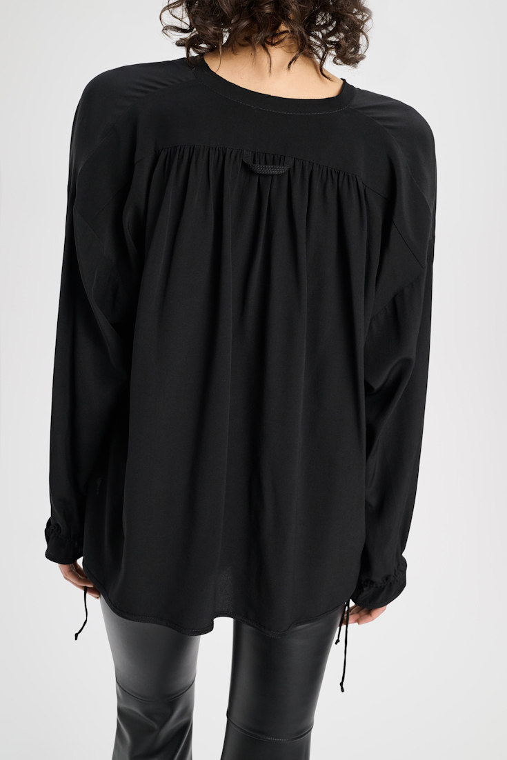 Dorothee Schumacher Seidenbluse mit geschnürter Neckline pure black