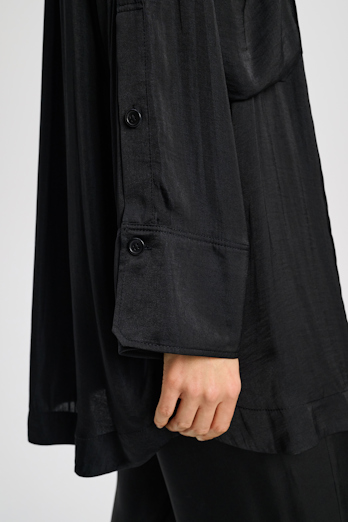 Dorothee Schumacher Oversized shirt in crinkle satin with patch pockets pure black