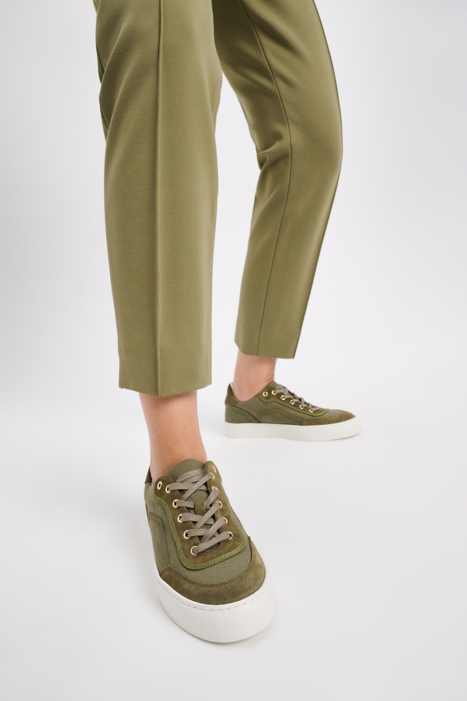 Dorothee Schumacher Sneakers aus Veloursleder und Canvas structured green