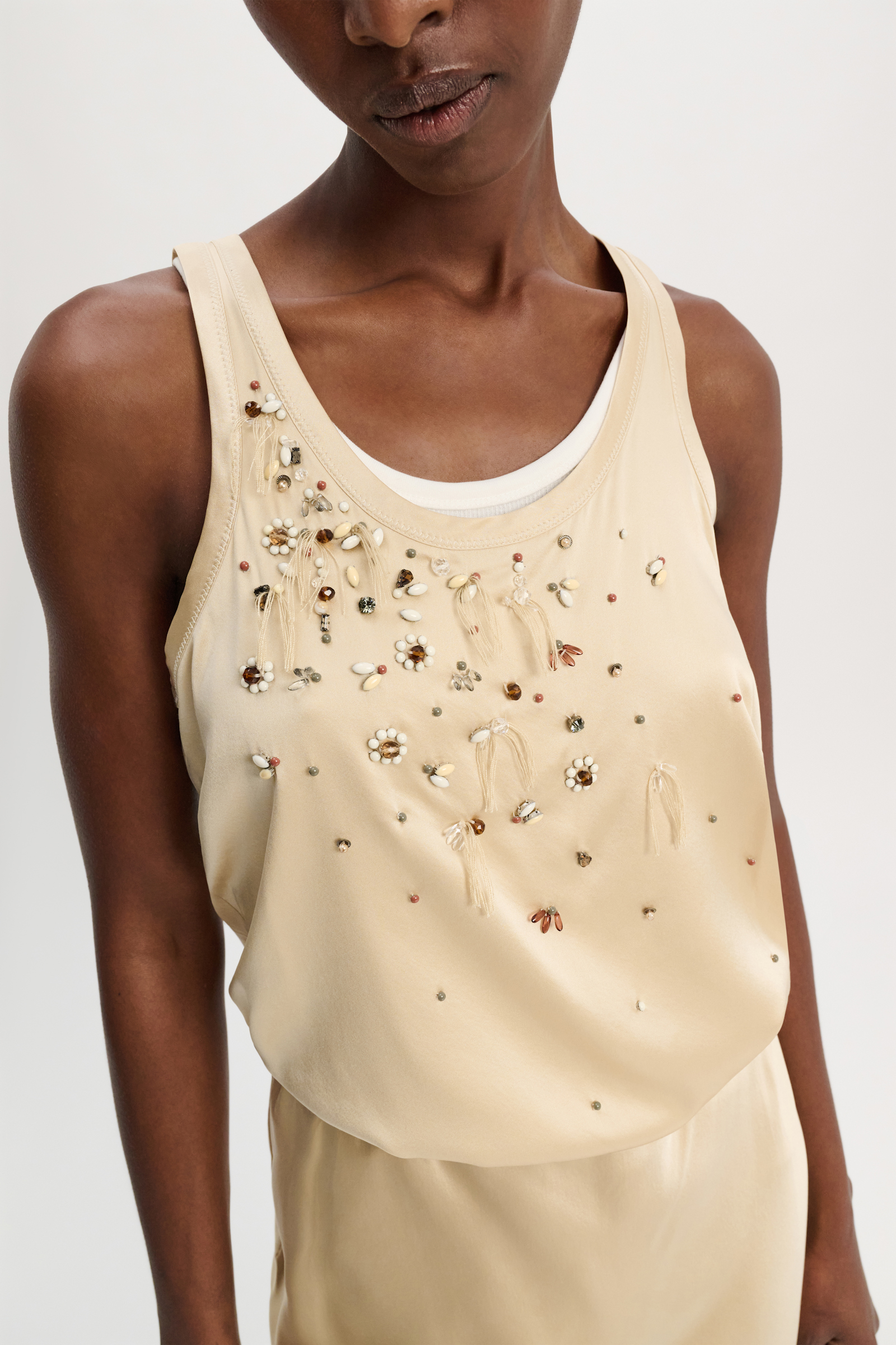 Dorothee Schumacher Tanktop aus Seidensatin mit handgemachter Stickerei powder beige