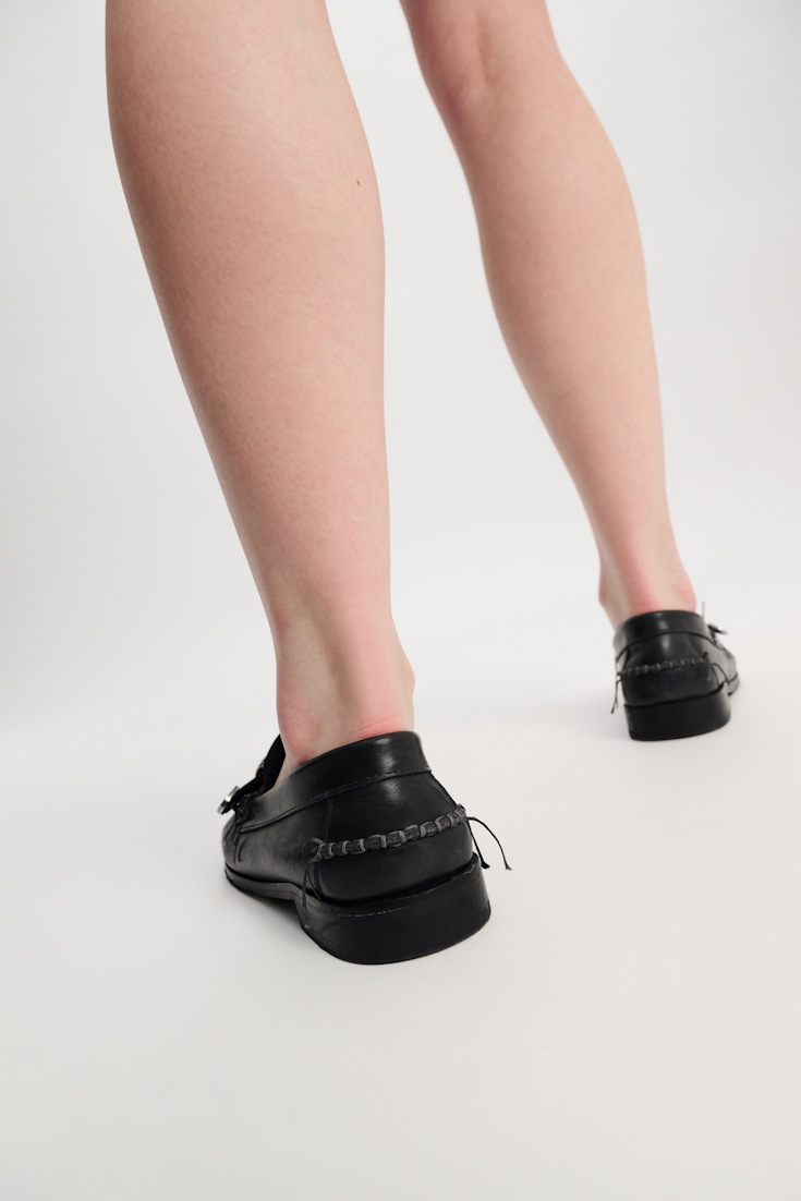 Dorothee Schumacher Loafer aus Kalbsleder mit Schließen und handgestickten Details pure black