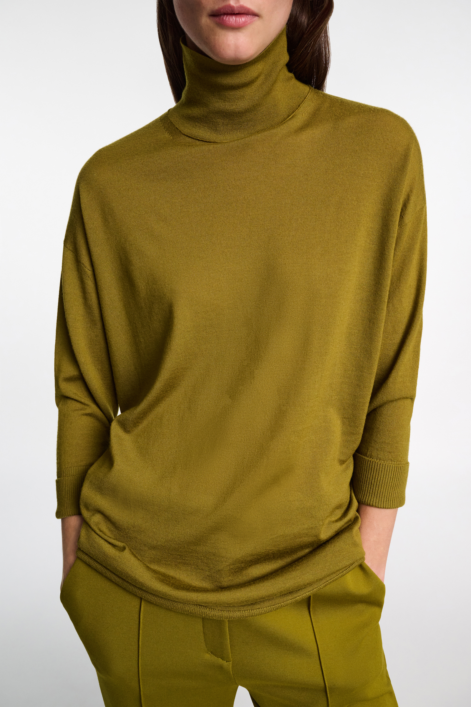 Dorothee Schumacher Langer Rollkragenpullover aus Merino olive green