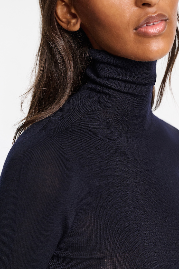 Dorothee Schumacher Rollkragenpullover mit feiner Rippe aus Merino dark navy