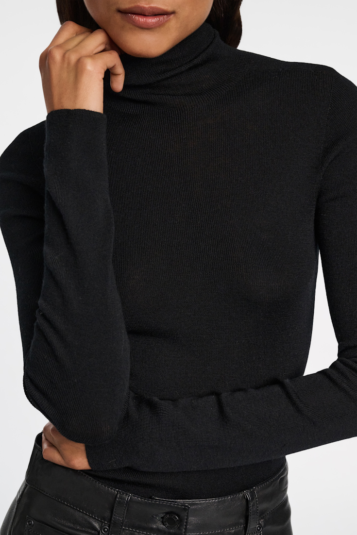 Dorothee Schumacher Rollkragenpullover mit feiner Rippe aus Merino deep black