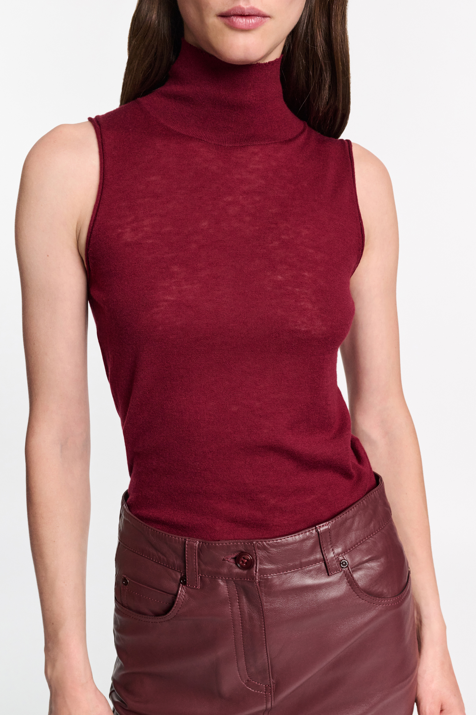 Dorothee Schumacher Ärmelloses Rollkragentop aus Woll-Kaschmir Mix burgundy