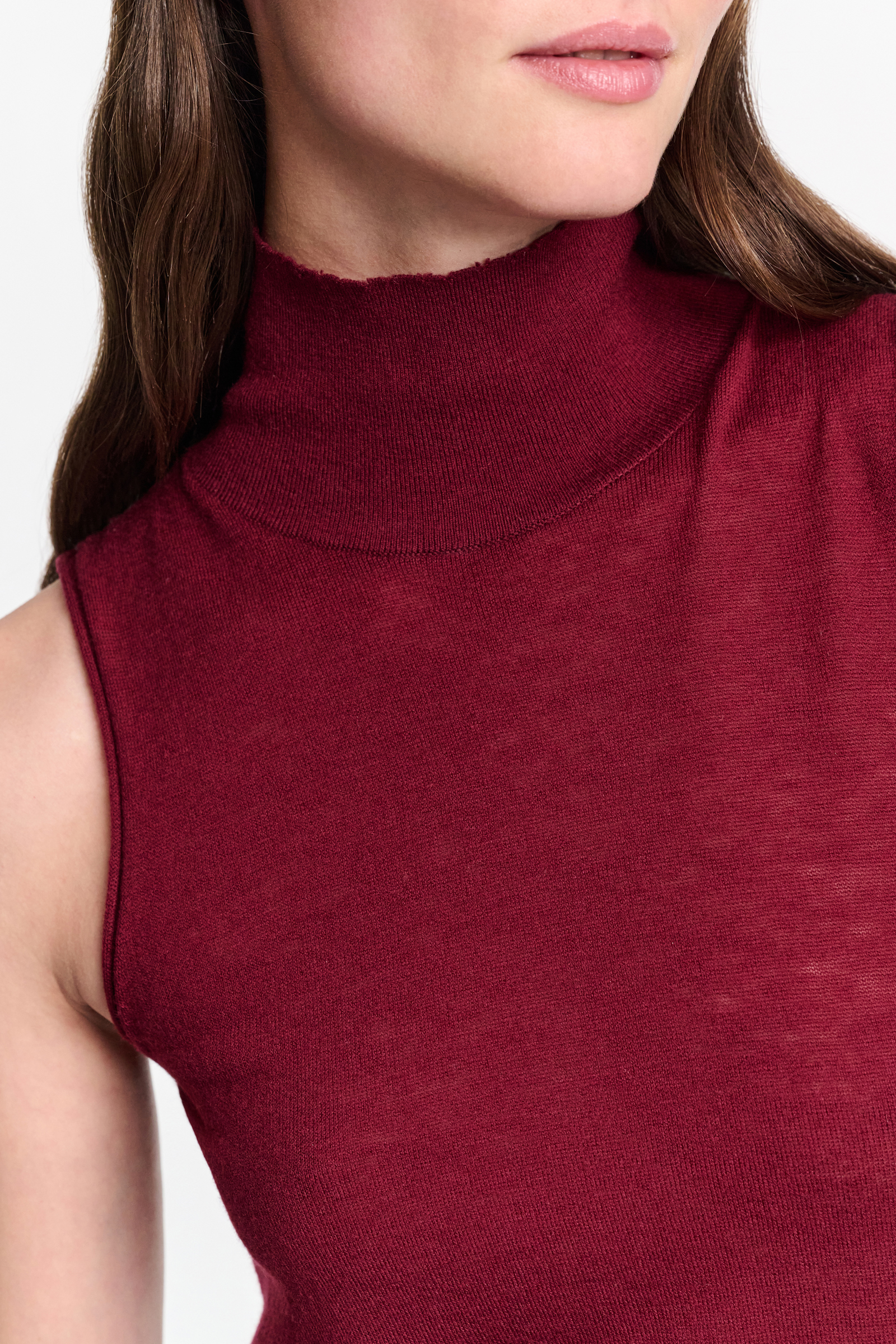 Dorothee Schumacher Ärmelloses Rollkragentop aus Woll-Kaschmir Mix burgundy