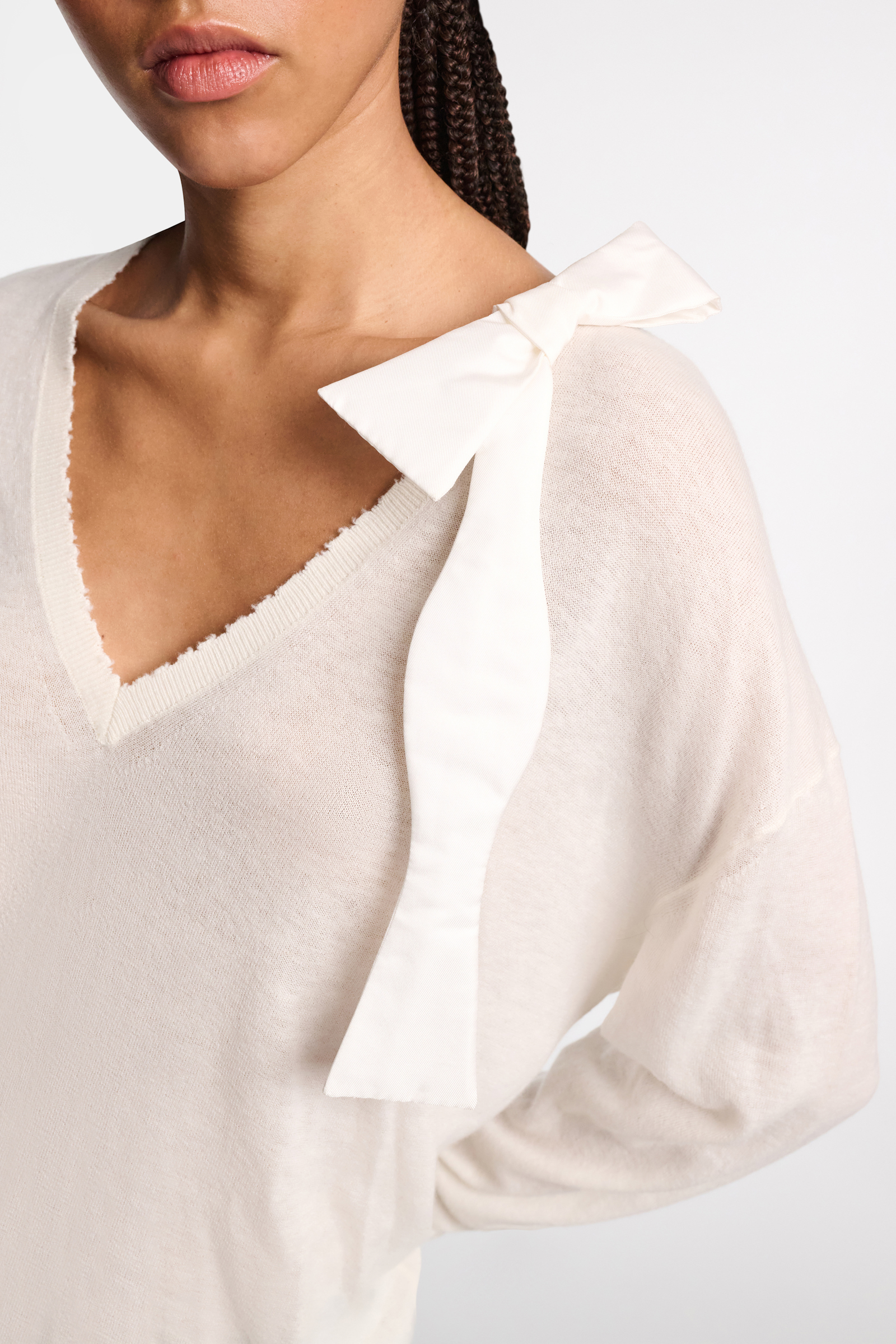 Dorothee Schumacher Wool-cashmere V-neck sweater with bow tie eggshell