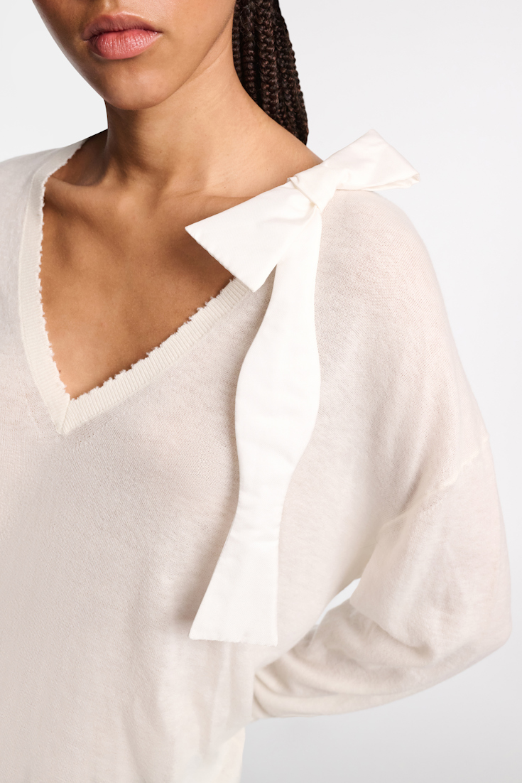 Dorothee Schumacher Wool-cashmere V-neck sweater with bow tie eggshell