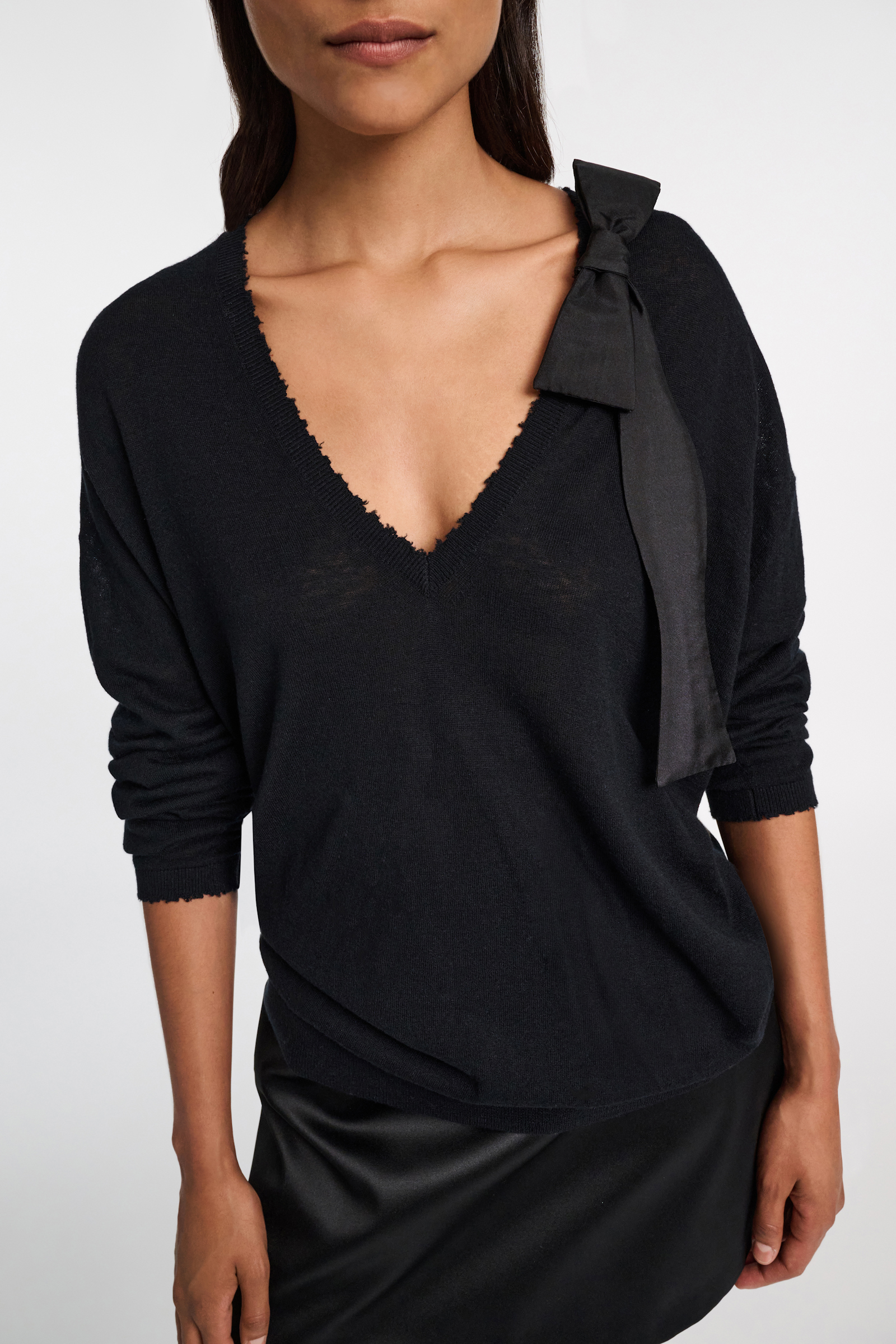 Dorothee Schumacher V-Neck Pullover mit abnehmbarer Schleife deep black