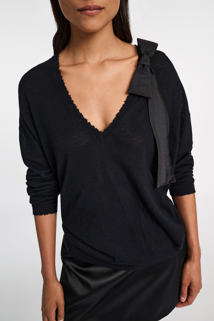 Dorothee Schumacher Wool-cashmere V-neck sweater with bow tie black