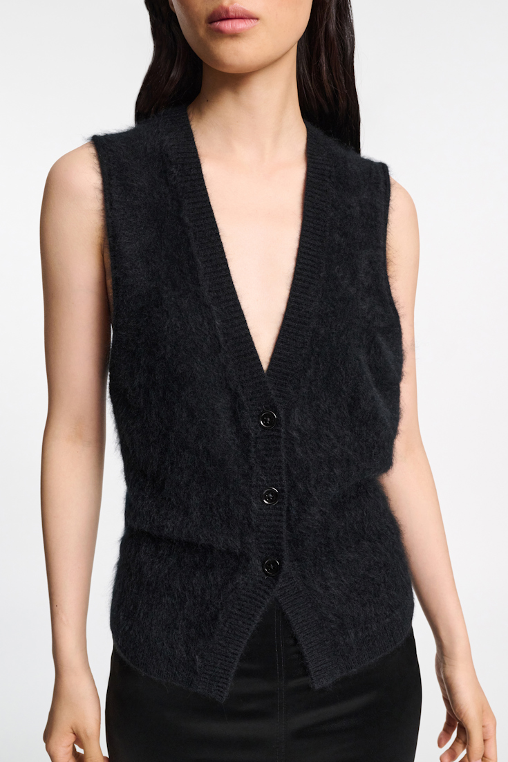 Dorothee Schumacher Fluffy knit cashmere V-neck vest black