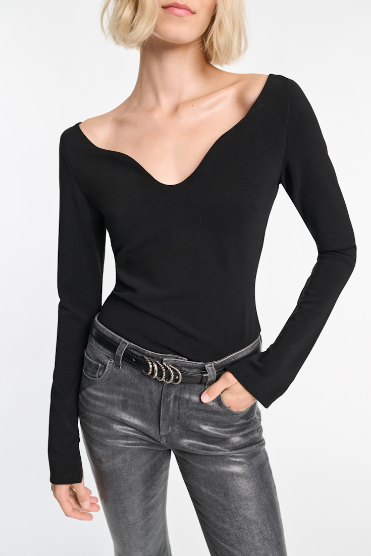 Dorothee Schumacher Long sleeve top with structured V-neckline black