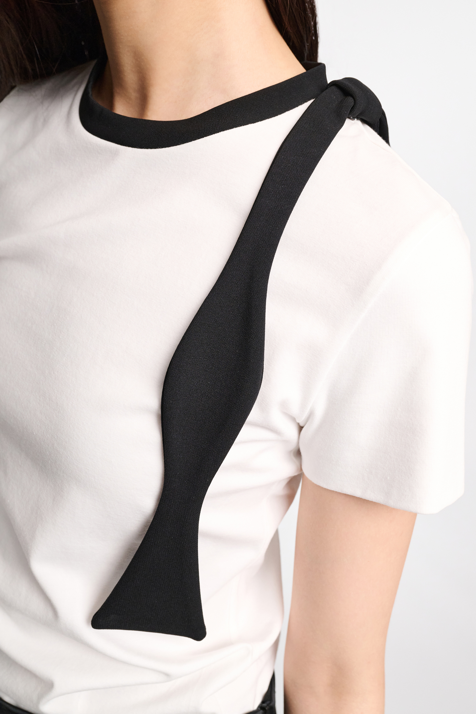 Dorothee Schumacher T-shirt with removable bow tie camelia white