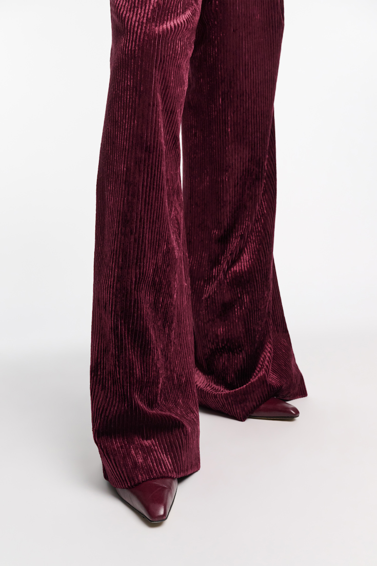 Dorothee Schumacher Bundfaltenhose aus softem Cord mit weitem Bein dark burgundy