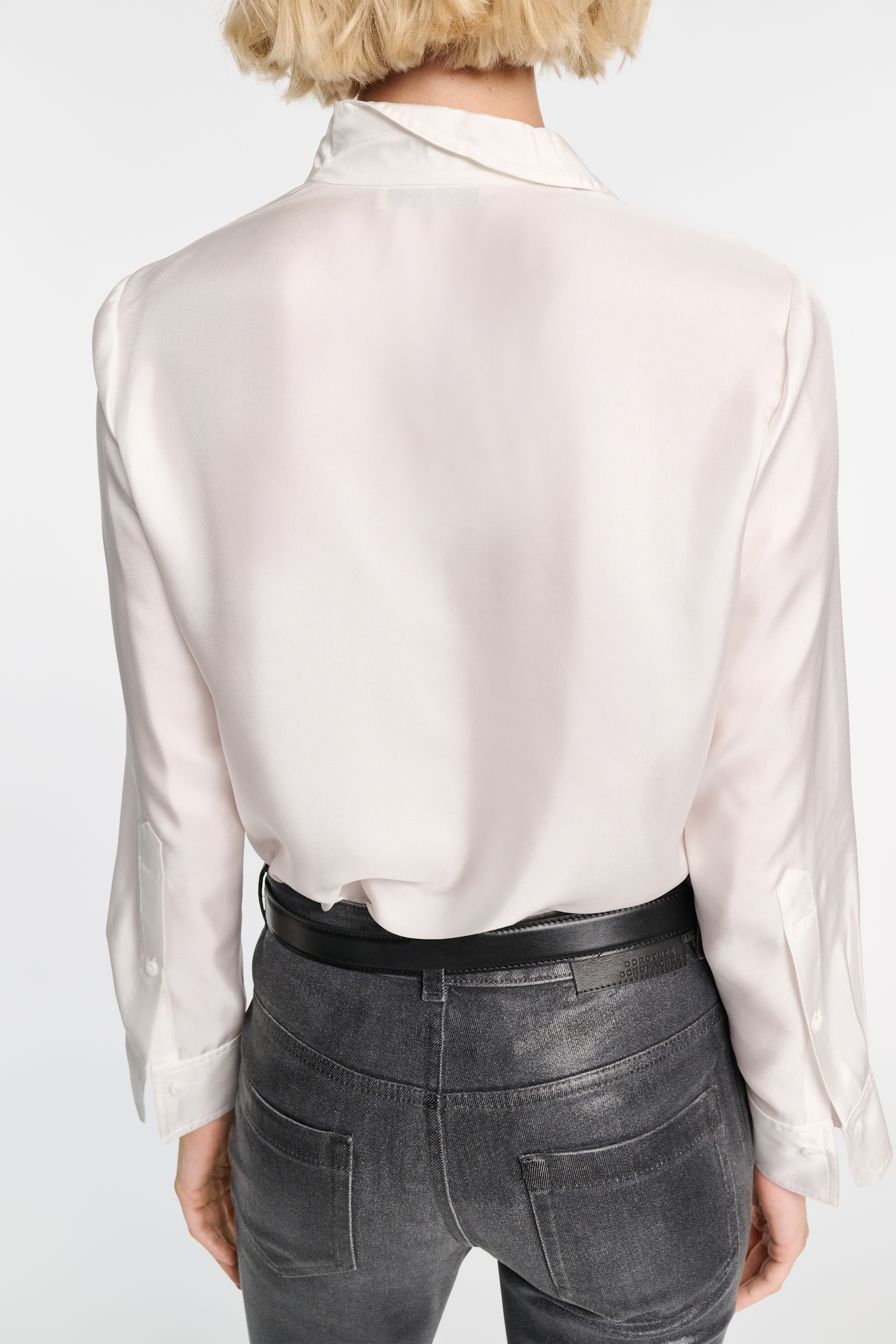 Dorothee Schumacher Bluse aus Seidentwill mit asymmetrischem Revers camelia white