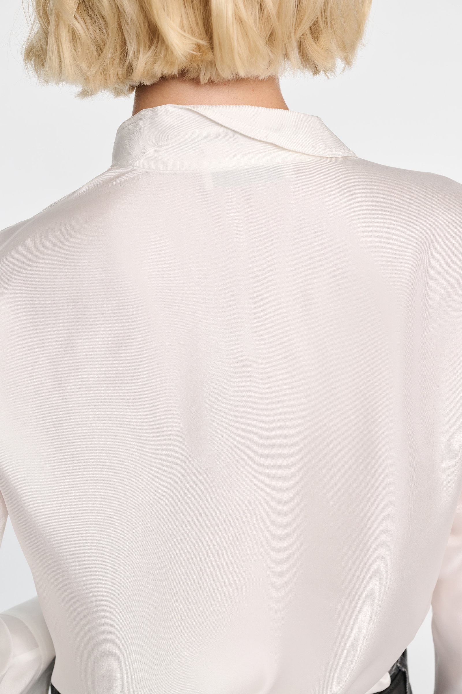 Dorothee Schumacher Bluse aus Seidentwill mit asymmetrischem Revers camelia white