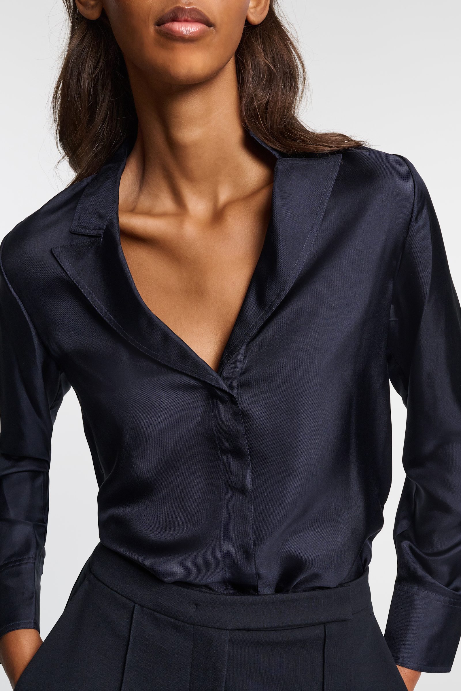 Dorothee Schumacher Bluse aus Seidentwill mit asymmetrischem Revers blue night