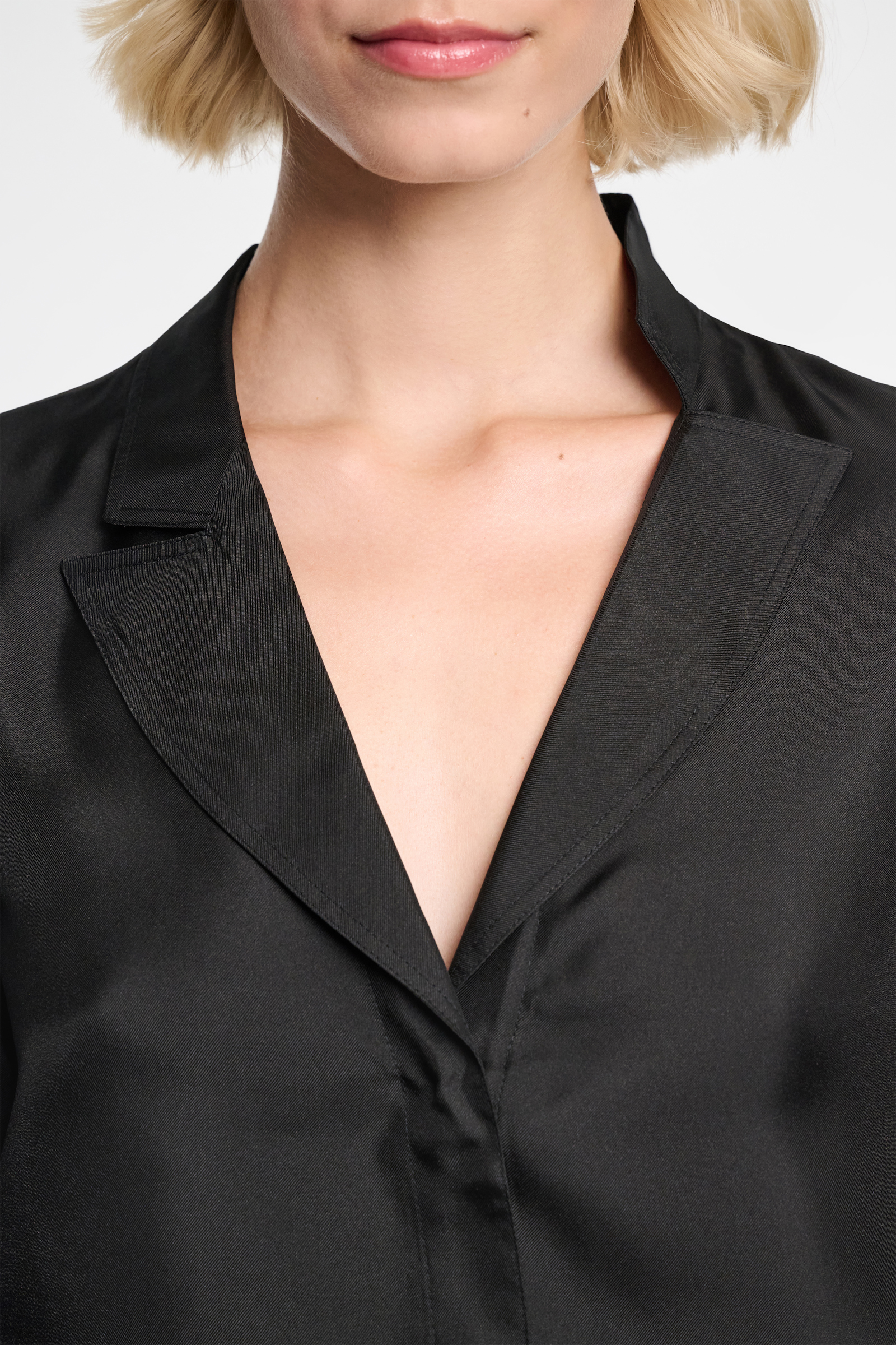 Dorothee Schumacher Bluse aus Seidentwill mit asymmetrischem Revers deep black