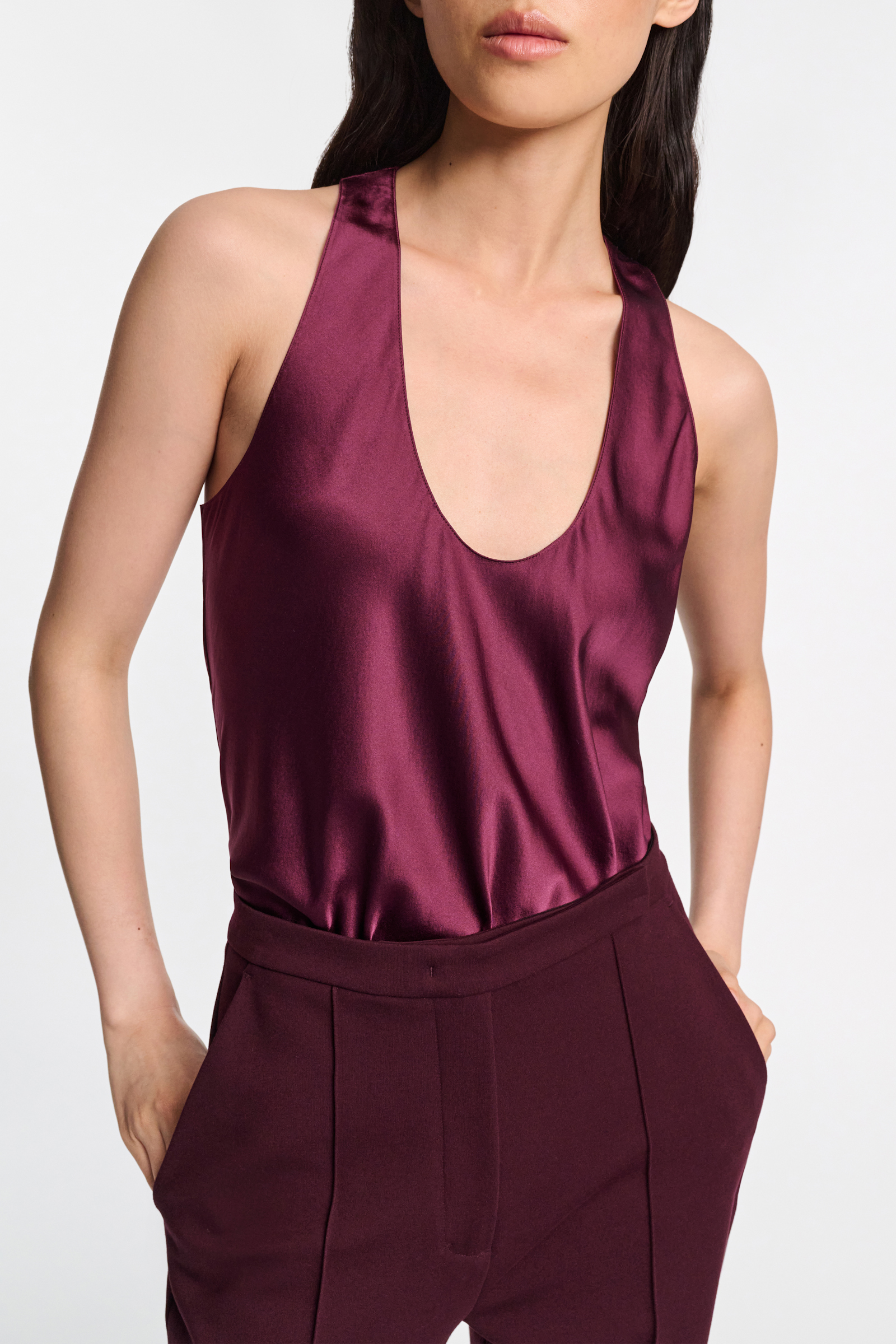 Dorothee Schumacher Tanktop aus Seidensatin mit tiefem Rundhalsausschnitt burgundy