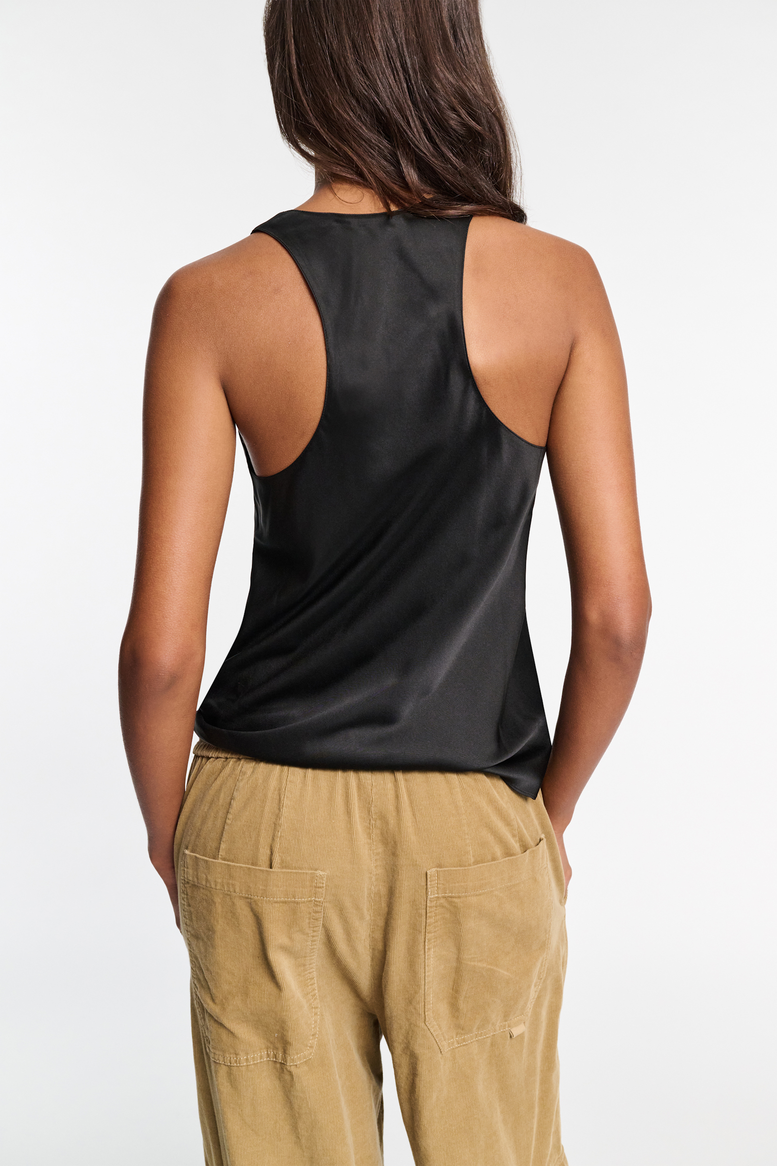 Dorothee Schumacher Tanktop aus Seidensatin mit tiefem Rundhalsausschnitt deep black