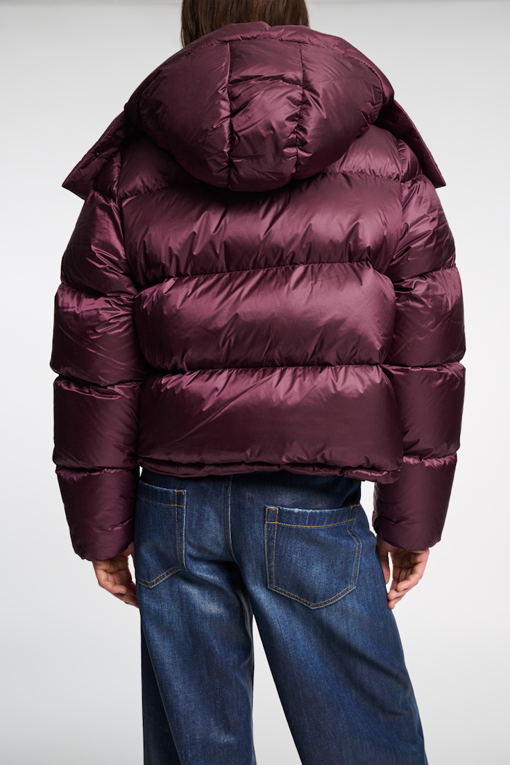 Dorothee Schumacher Gesteppte Daunenjacke aus Nylon mit abnehmbarer Kapuze dark burgundy