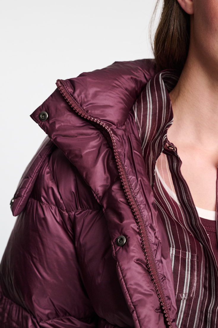 Dorothee Schumacher Gesteppte Daunenjacke aus Nylon mit abnehmbarer Kapuze dark burgundy