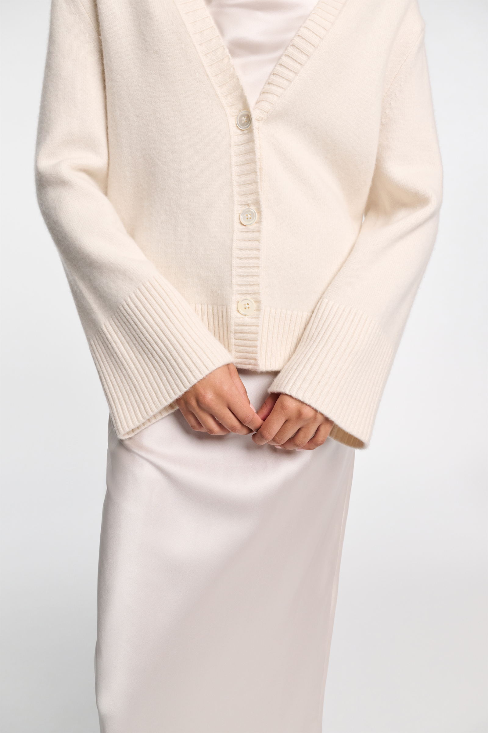 Dorothee Schumacher Softer Cardigan mit V-Ausschnitt aus Kaschmir-Mix lily white