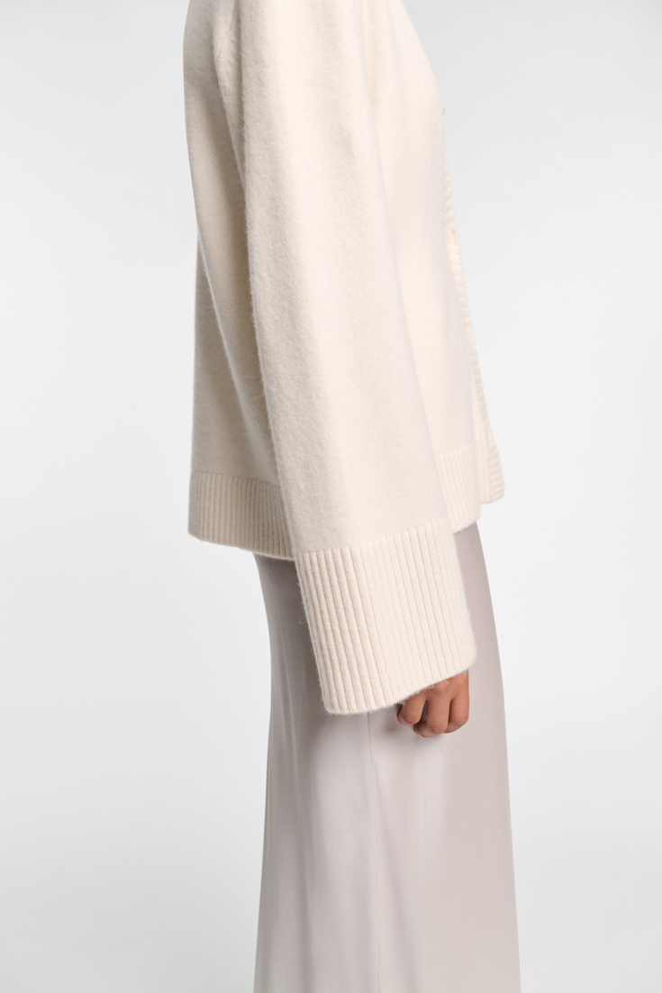 Dorothee Schumacher Softer Cardigan mit V-Ausschnitt aus Kaschmir-Mix lily white